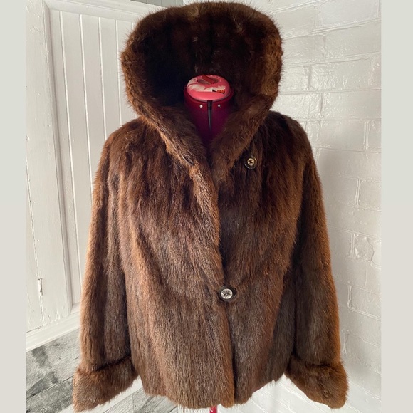 Vintage Fur Coat  🇨🇦 - Picture 8 of 15